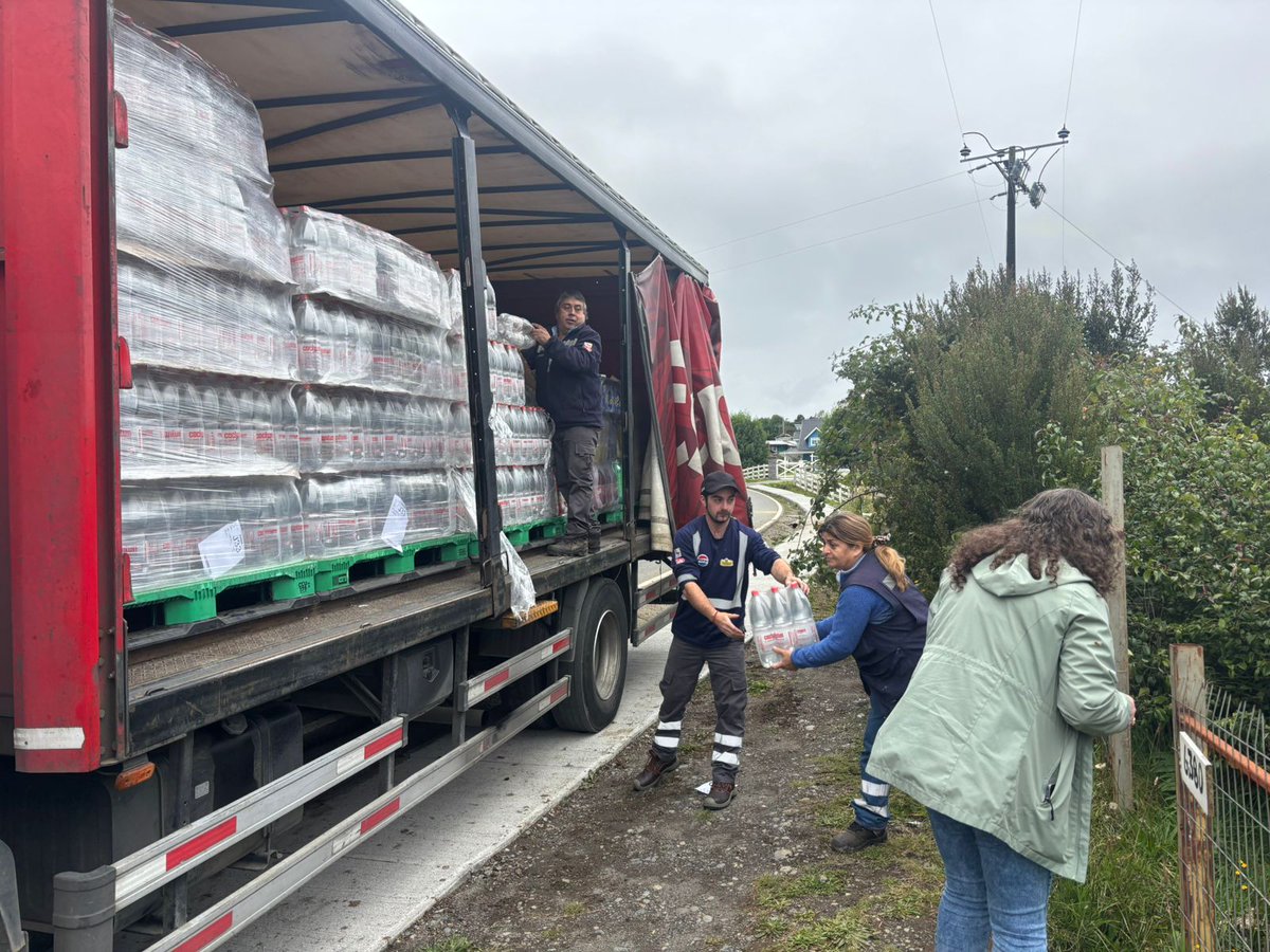 SenapredLosLago's tweet photo. En atención a la suspensión del Servicio Sanitario Rural en el sector Curanué, en la comuna de #Quellón, #SenapredLosLagos entregó agua embotellada a la comunidad, en coordinación con la municipalidad, #DOH, Autoridad Sanitaria y @DPPChiloe. https://t.co/VUbkBjRN8f