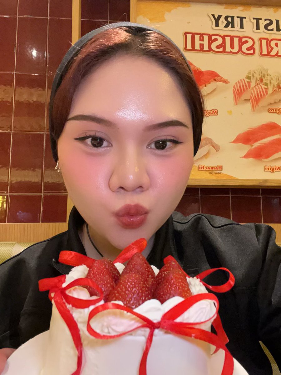 silperhawer's tweet photo. YEAYY today it’s my birthday, i’m 21 now!!🙌🏻💗✨🥳 https://t.co/gMkLQIXyYW