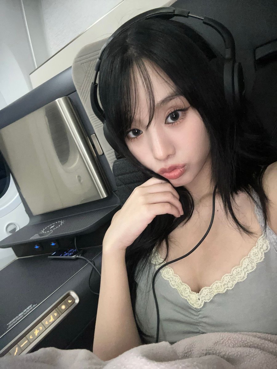 Fleurinnocen's tweet photo. How’s everyone doing on this pretty night?? I’ve been gone so long I forgot how to meet people. Oops hehe. 
૮◞‸◟˶𑁬 https://t.co/Jd4rljcLv2