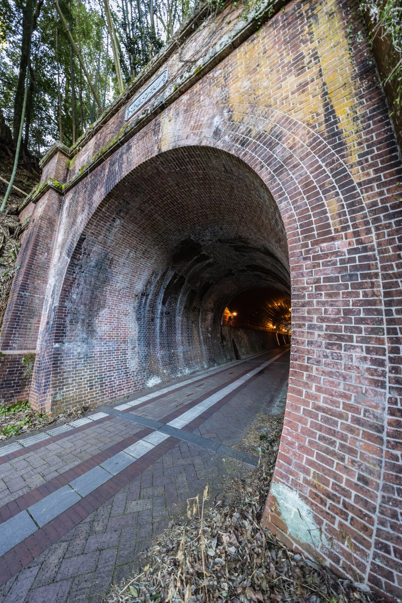 Cocoa___cocoa's tweet photo. 舞鶴赤れんがパーク付近にある北吸トンネル。1904（明治37）年に造られた旧軍港引込線のトンネル。現在は遊歩道となっており、さまざまな人が行き交う場所に。役割は変わりましたが、歴史を伝えつつも生活に溶け込み、活用されている姿が印象的でした。
＃舞鶴観光
＃京都舞鶴
＃日本遺産
＃舞鶴鎮守府 https://t.co/H5OgLdHyzp