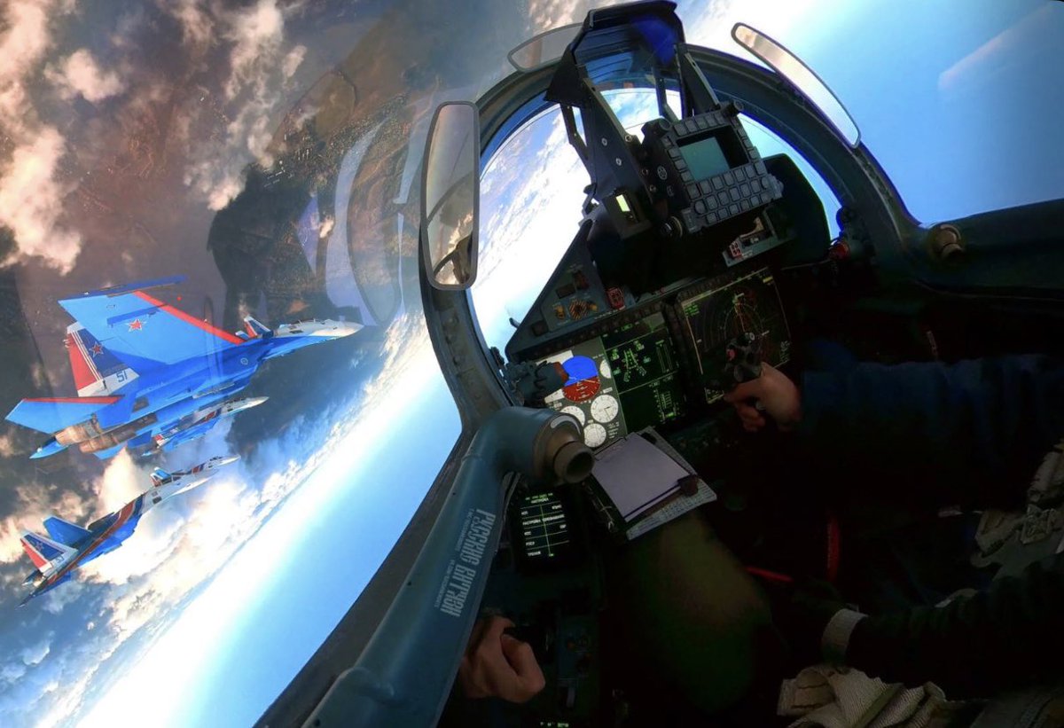 IamGomesBr's tweet image. Su-35 | Real Cockpit View 📸

No WAD. The Su‑35 cockpit instead features two 15‑in MFI‑35 LCD screens, a lateral MFPI‑35M display, plus a small backup LCD with integrated batteries. The digital input panel differs and physical buttons remain.

#CockpitView
