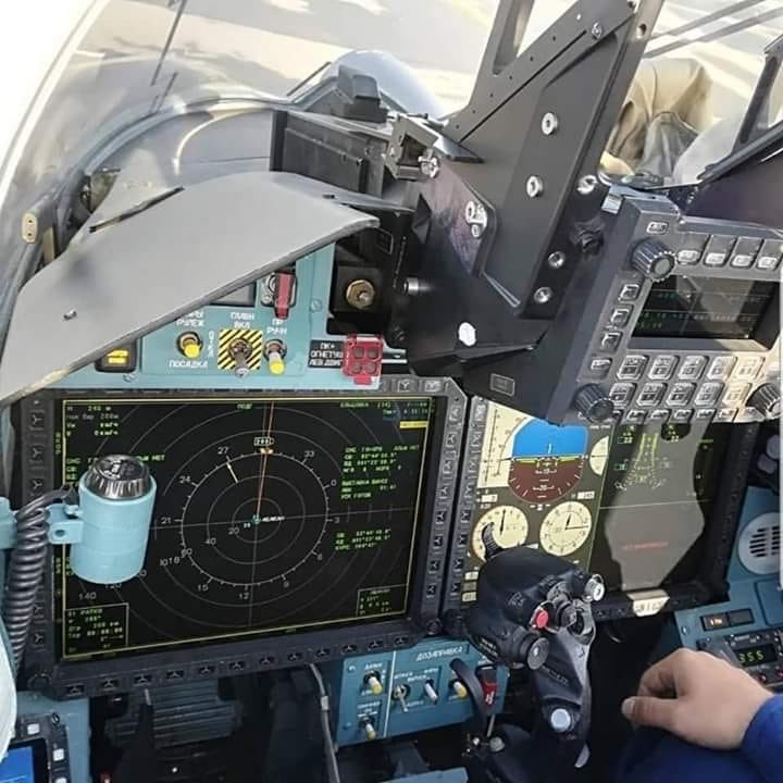 IamGomesBr's tweet image. Su-35 | Real Cockpit View 📸

No WAD. The Su‑35 cockpit instead features two 15‑in MFI‑35 LCD screens, a lateral MFPI‑35M display, plus a small backup LCD with integrated batteries. The digital input panel differs and physical buttons remain.

#CockpitView