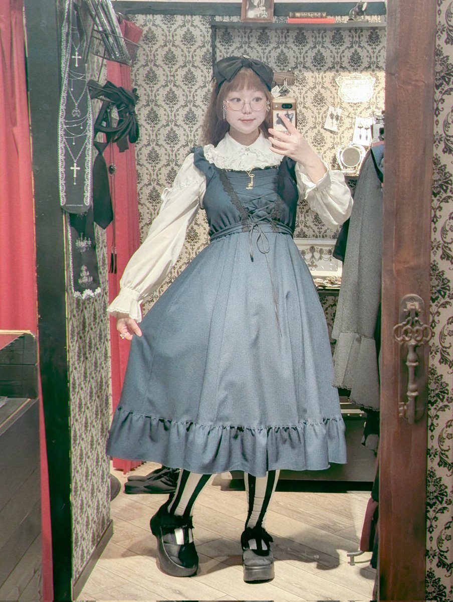 今日はヘルプで昼過ぎまでいますよ〜
オルトの青に丸襟ブラウスを合わせるとアリスみがある！