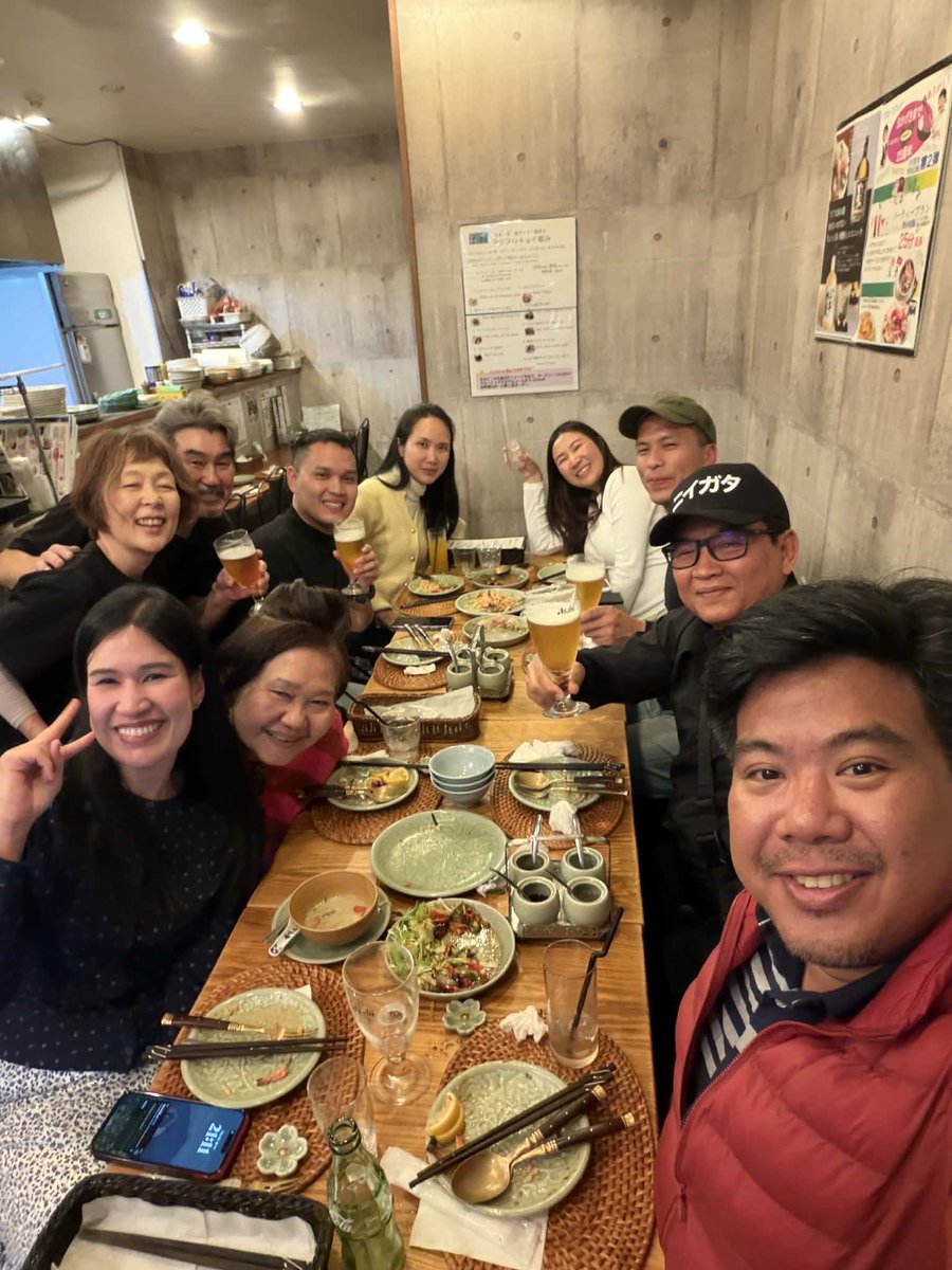 khroopkhrua2001's tweet photo. 《Thaiからの常連さま》🇹🇭
パパ、ママ、兄妹とのJapanツアーが
旦那様とも一緒のツアーに、
そして今回はお友達ご夫妻も参加🙌
年々、大勢になって幸せそう

日本に来たら必ずクロープクルアに
寄って、タイ料理の定番メニュー
を！
アローイマー（と��も美味しい）
何度もおかわり、おかわり😋 https://t.co/HWRbvAtzZa