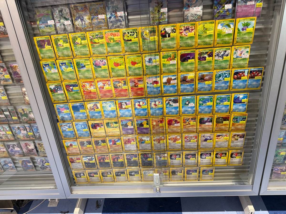 少しではありますが、ポケモンカードeシリーズ をショーケースに展開 