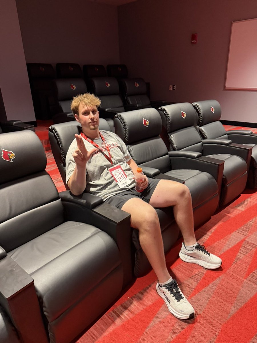 Kaden_65's tweet photo. I had a great time in Louisville today!🔴⚪️ @JeffBrohm @BrianBrohm @Brohm_Brady @MarkIvey90 @_coachfisher_  @vincemarrow @coacht8morris @coachpayne64 @dboon88 @CoachTankSw @AllenTrieu https://t.co/F2NwEZqqih