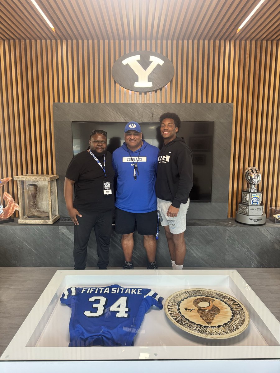 CoachTuck23's tweet photo. Man Great talks with @BYUfootball Head Coach @kalanifsitake Great leader of men right here…#goodtalks #leader #coach #mentor #football @StaplesElyjah
@MHS_Athletics12 @LACitySection @latsondheimer https://t.co/dthT7Fc5RI