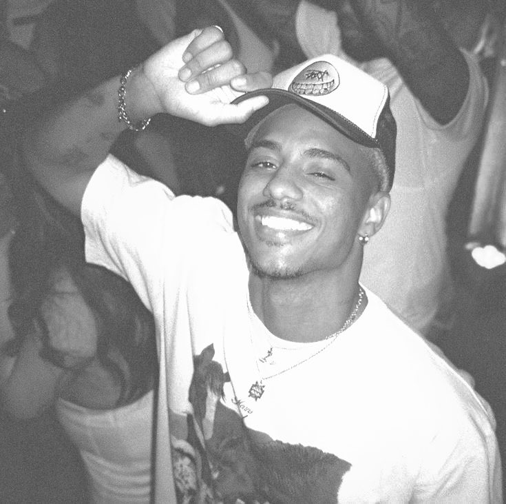 𑀘ea𑀘 ₘₐₙ ⧢alking tweet media