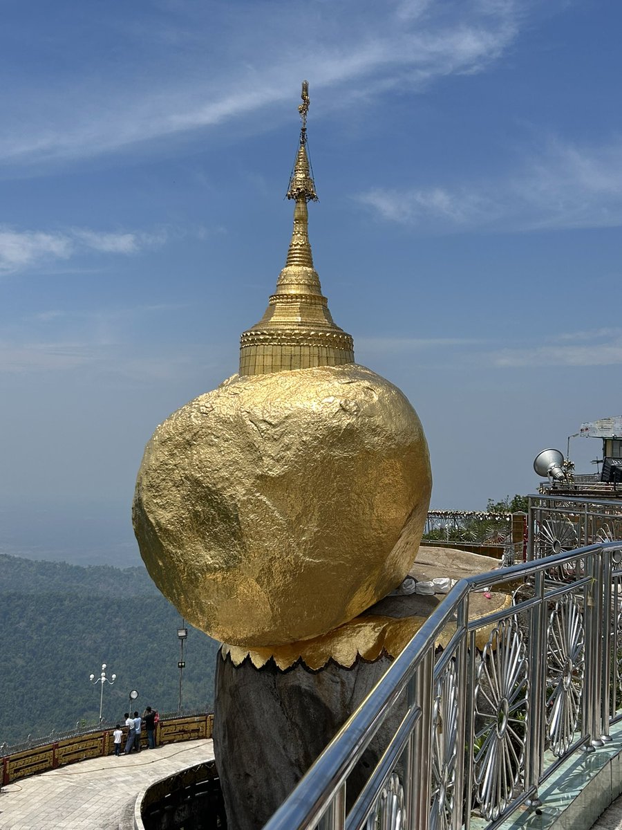 Lake_DA's tweet photo. 軍事政権ミャンマー、ヤンゴン3泊5日の旅③
#Myanmar #Yangon #goldenrock #kyaiktiyopagoda #19thstreet #dalatownship #bogyokeaungsanmarket https://t.co/VirgjPZLCC