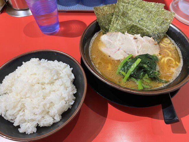 横浜ラーメン新横家 tweet media