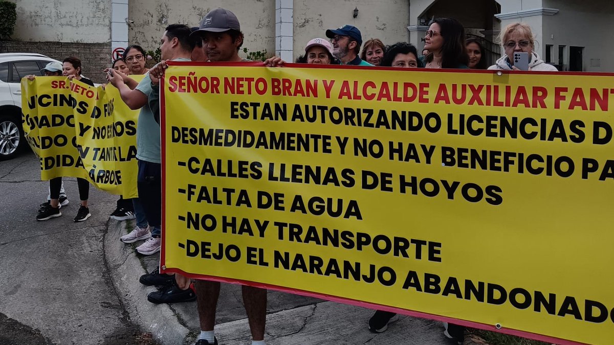_ojoconmipisto's tweet photo. #Mixco – Vecinos de la colonia San Nicolás se manifestaron en la  7ª. Calle 18-70 zona 4, para exigir agua y expresar su rechazo a la decisión del alcalde de @MuniMixco, @NetoBran, de aprobar licencias de construcción y la perforación de pozos. https://t.co/LMg7auYQJ7