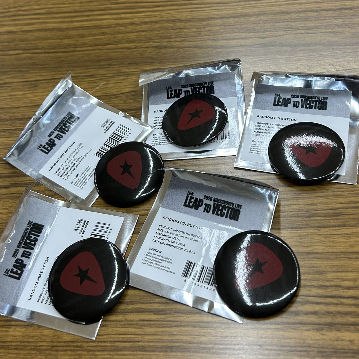 ソンギュのグッズ（先注文分）が届いたのだけど、ランダムのバッジが5種類だから5個頼んだら少しは違うのが出るかなと思っていたら、全部同じだった🤣🤣🤣どなたか交換できるよという方、いませんか？