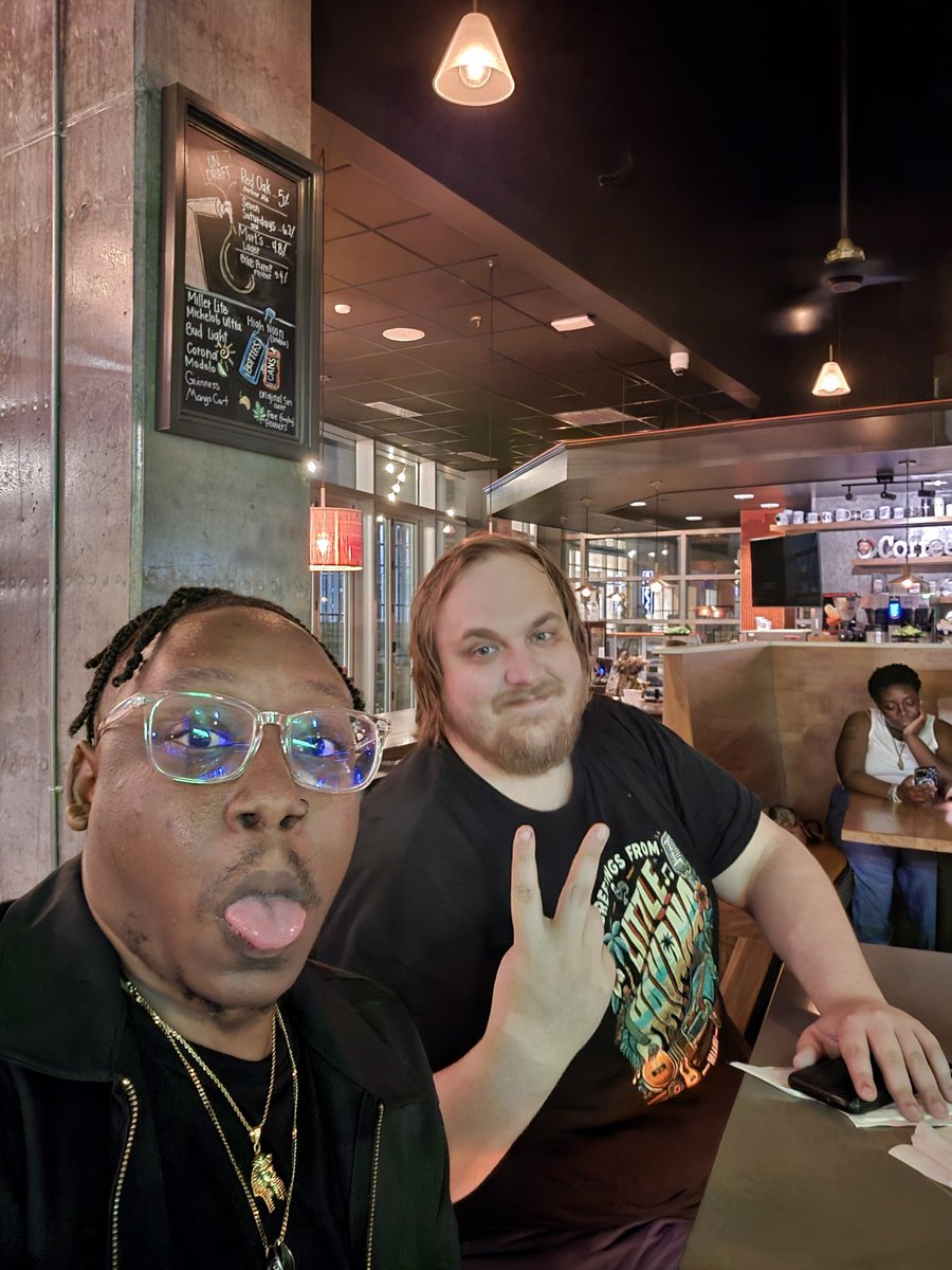 I finally met one of my best streaming friends irl, streaming is pretty dope