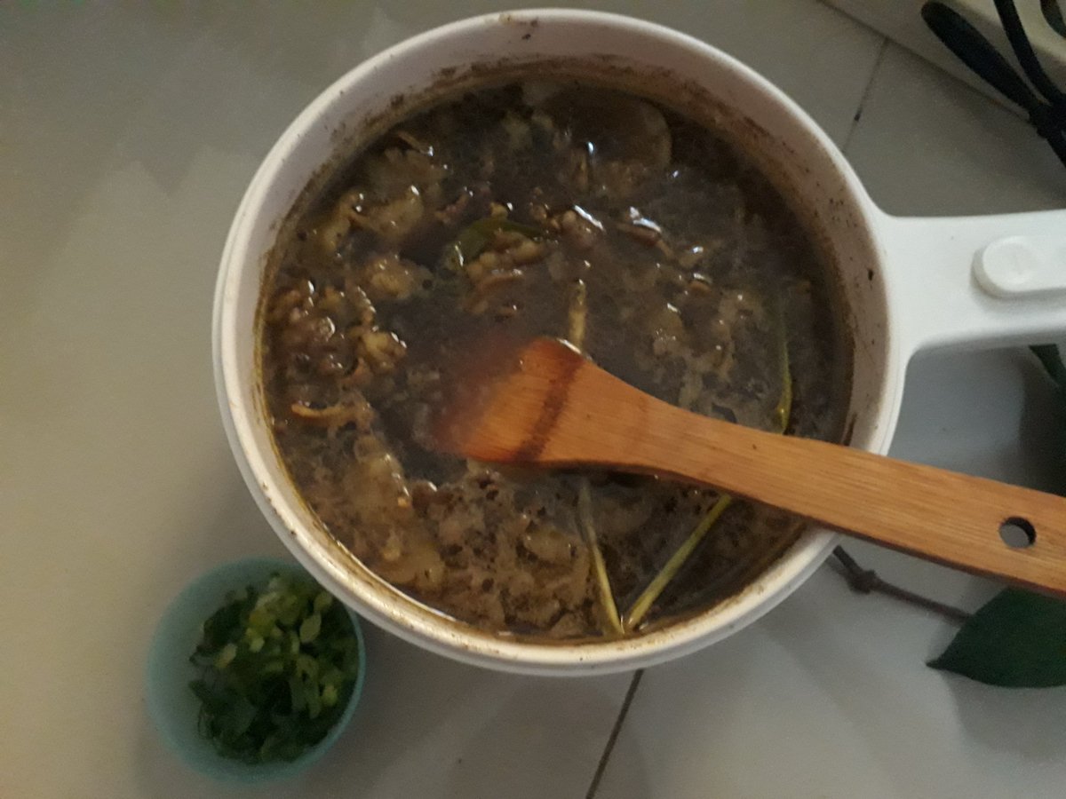 alinshee's tweet photo. Akhirnya gak mengacak-acak pasta lagi, alias beneran bikin rawon (daging slice) wkwkwk https://t.co/U5yHMlisqL