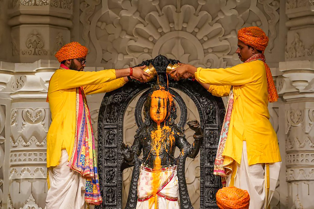 DDNewsGujarati's tweet image. 📸 #Ayodhya માં શ્રી રામ જન્મભૂમિ મંદિર ખાતે રામ નવમીના પાવન અવસરે ભગવાન રામલલ્લાનો દિવ્ય અભિષેક કરવામાં આવ્યો

#RamNavami #RamMandir #Ayodhya #JaiShriRam