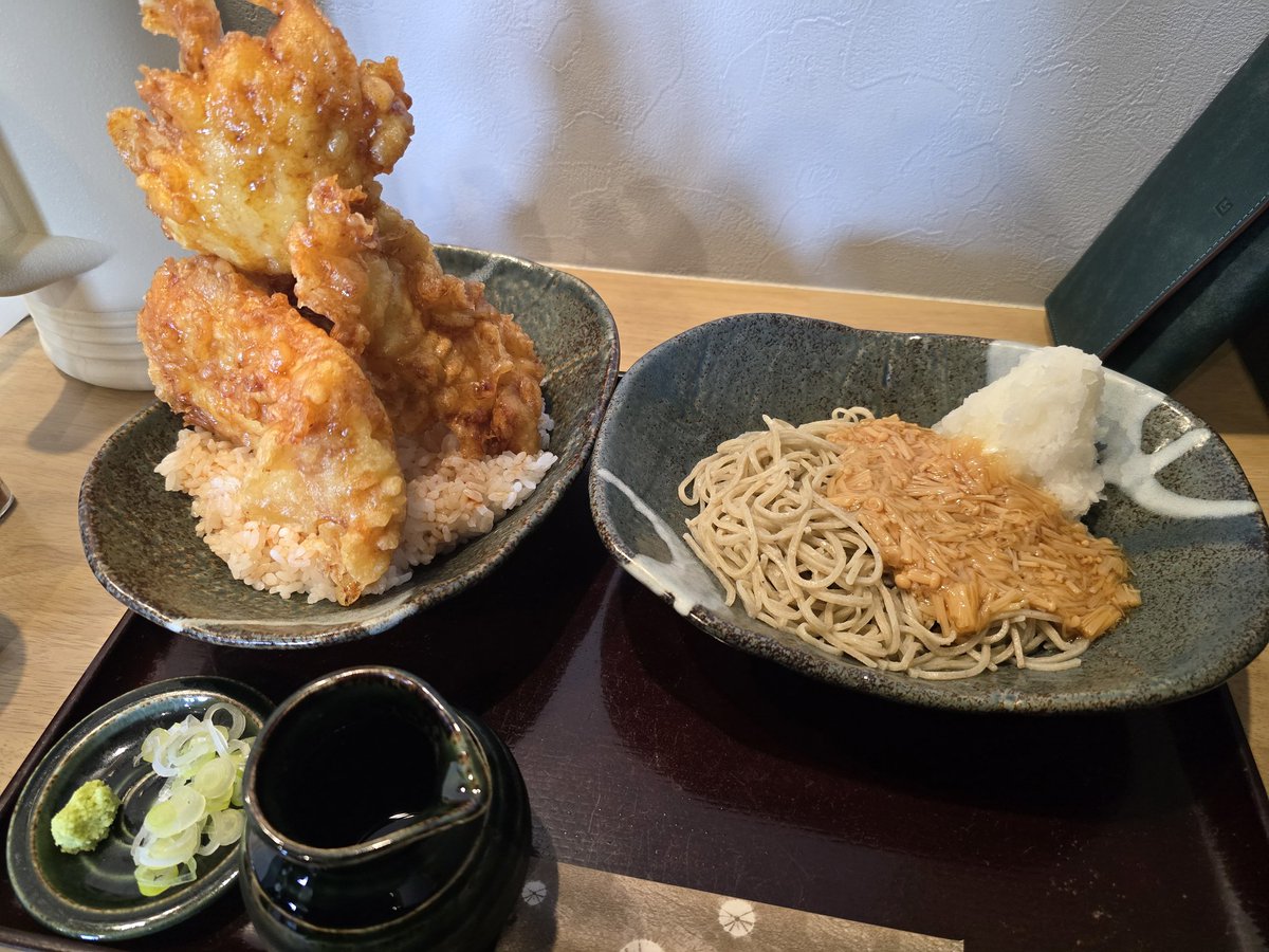 yocto135's tweet photo. ミニとり天丼なるもの。これで1300円は神だけど財布にパンシロン入ってたことはもっと神 https://t.co/k1D0CBAl7a