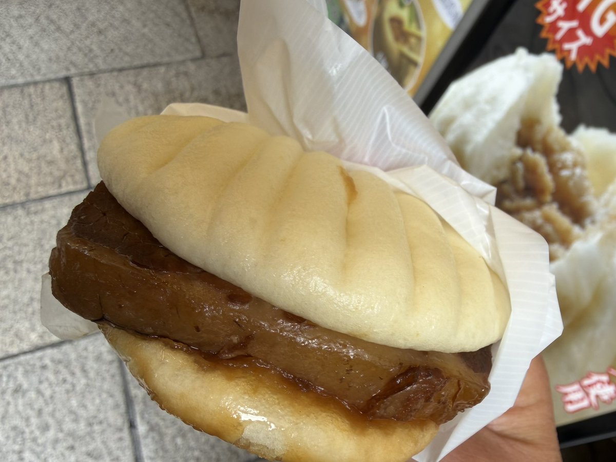 syuri1701's tweet photo. STARBUCKS TEAVANA横浜関内店
チョコタルトが絶品🍫
横浜大飯店の杏仁ソフト🍦2回目
皇朝の豚角煮まん🐷
朝食の後にこれやばい🫢
ハマスタで何食べよう… https://t.co/NlMO8YZsoL