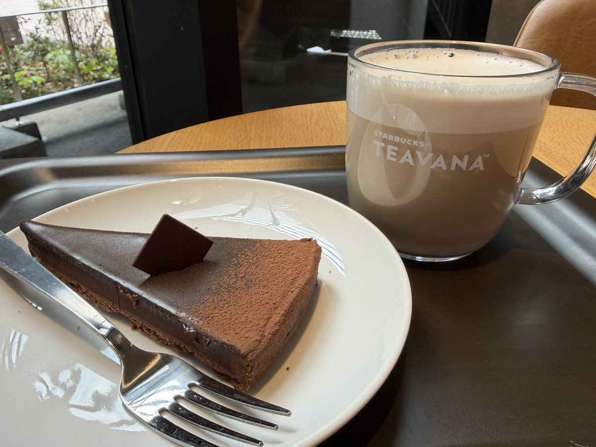 syuri1701's tweet photo. STARBUCKS TEAVANA横浜関内店
チョコタルトが絶品🍫
横浜大飯店の杏仁ソフト🍦2回目
皇朝の豚角煮まん🐷
朝食の後にこれやばい🫢
ハマスタで何食べよう… https://t.co/NlMO8YZsoL