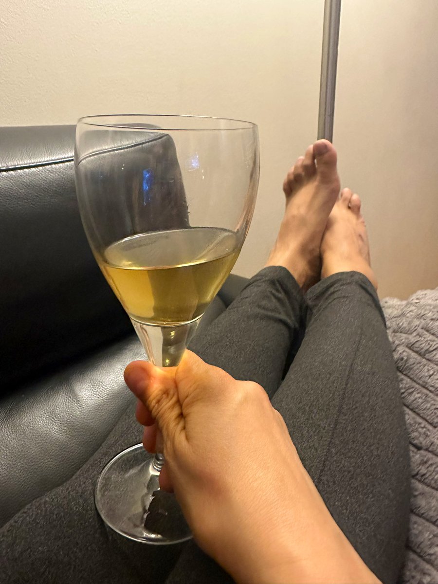 free_style_chef's tweet image. I ran my first 10K today. 👣🏃‍♀️

Now I get to (have to) put my feet up and recover with a glass of wine. 🍷🥲

Happy Friday! 

#running #10K #exercise #gym