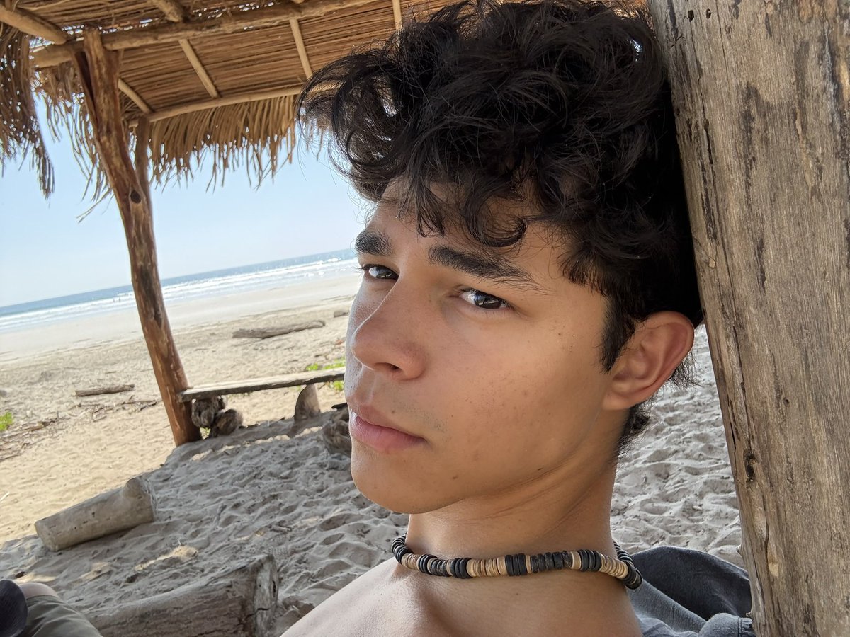 Roxander tweet media