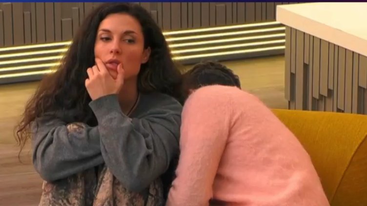 javi24612's tweet photo. Blu che si fionda vicino a Renato appena si alza Lucia hahahaha  #GFVIP https://t.co/7Mny41tv1Y
