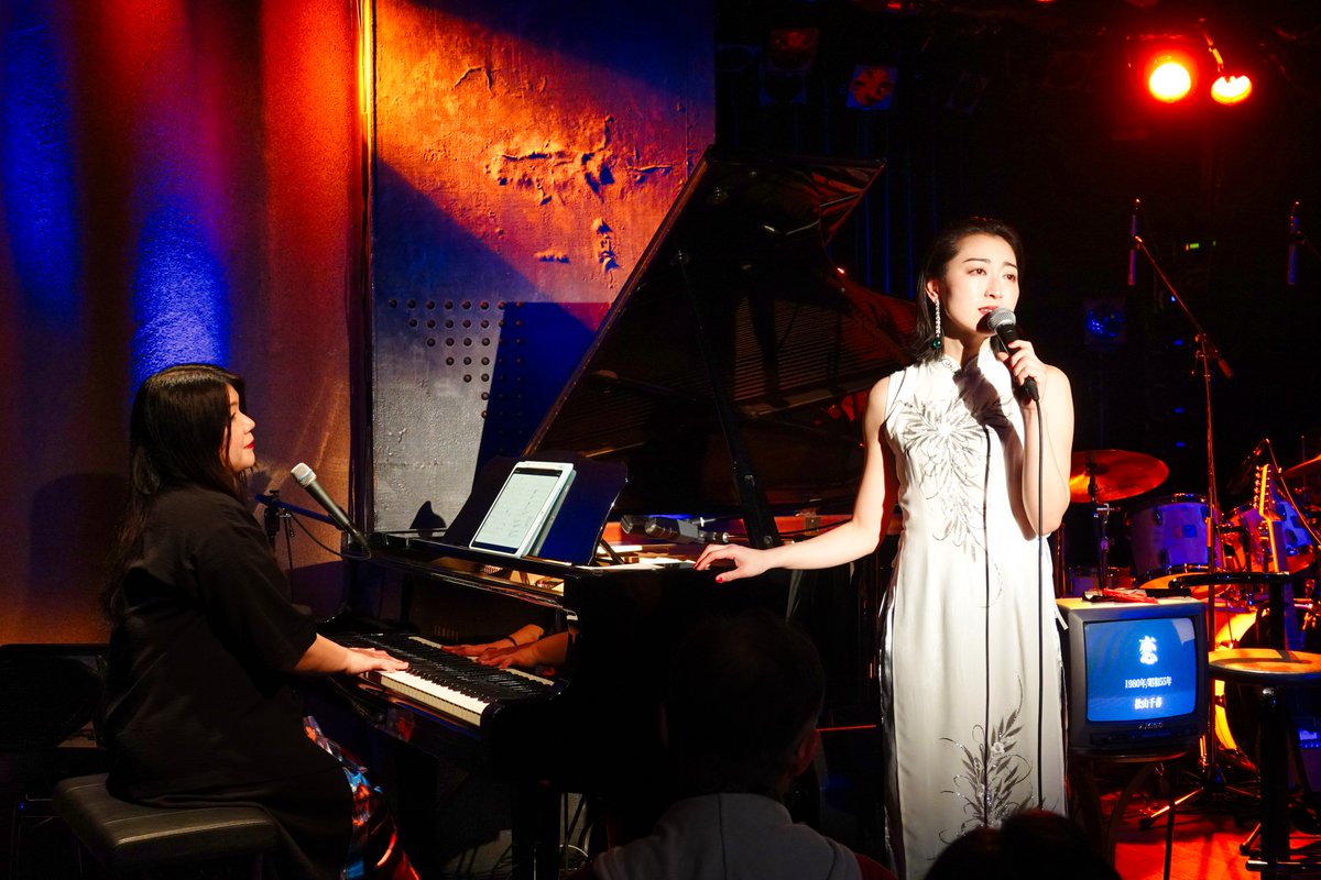 OtokazeC's tweet photo. 【ライブレポート公開🌙☀️】

時代を歌い継ぐムード歌謡シンガー #中里亜美 さんバースデーライブ『中里亜美と密会 - 月と太陽、君は踊り子 -』の熱狂をお届け！

✨前半は「月」のようにしっとりと内省的な世界。🔥後半は「太陽」のように情熱的なロック歌謡。陰と陽、すべてを脱ぎ捨てて輝いた命の歌！

夫 #西田蕉太郎（#SAHAJi）さんとの夫婦共演や、話題のご当地ソング『#雨の漫湖ブルース』、そして配信されたばかりの新曲『#君は踊り子』の制作秘話まで。

愛にあふれた「密会」の全貌はこちらから
👇🍷

https://t.co/OlXhr43Y9O