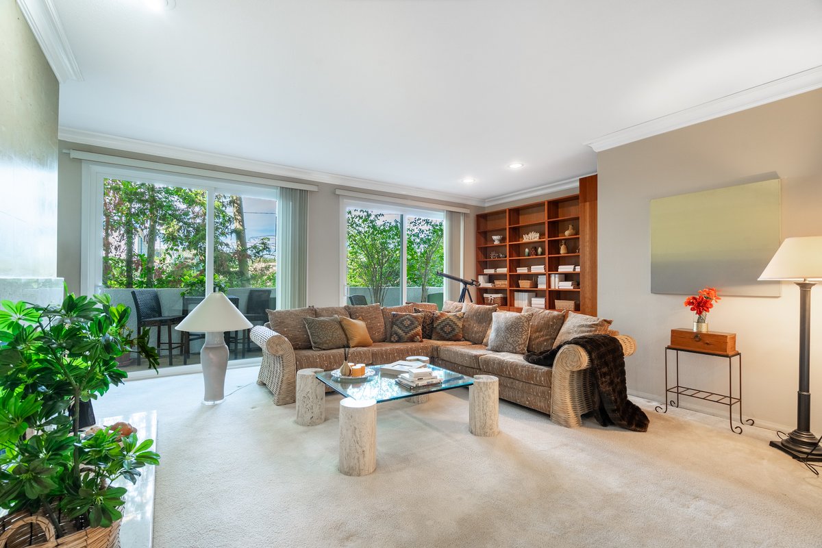garylimjap's tweet image. Corner unit. Private patio. Brentwood-adjacent. Now $890,000. #OpenHouse SUN Mar 29 | 1-4 PM. 11535 Rochester Ave #308. #2Bedroom · 2.5 Bath · 1,443 Sq Ft. quartz kitchen, travertine fireplace, in-unit laundry. 2nd bed doubles as a home office. youtu.be/F-lyzgZ03W4