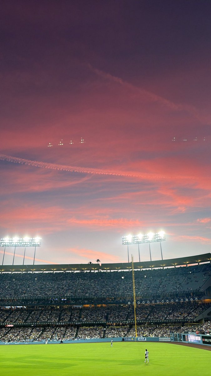 jcigroc's tweet photo. The sunset + my dodgers 🥰 https://t.co/NZzpuvJ9n2