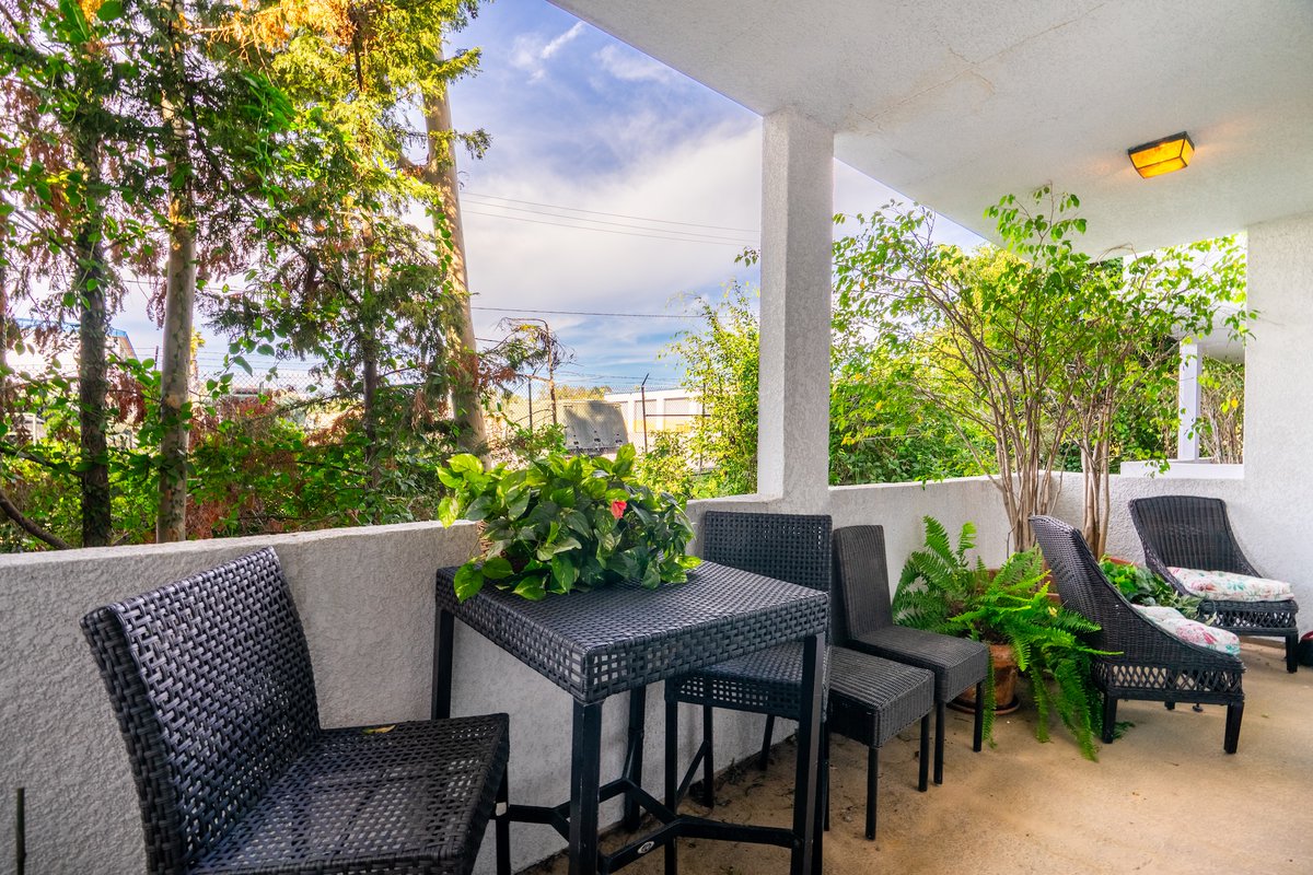 garylimjap's tweet image. Corner unit. Private patio. Brentwood-adjacent. Now $890,000. #OpenHouse SUN Mar 29 | 1-4 PM. 11535 Rochester Ave #308. #2Bedroom · 2.5 Bath · 1,443 Sq Ft. quartz kitchen, travertine fireplace, in-unit laundry. 2nd bed doubles as a home office. youtu.be/F-lyzgZ03W4