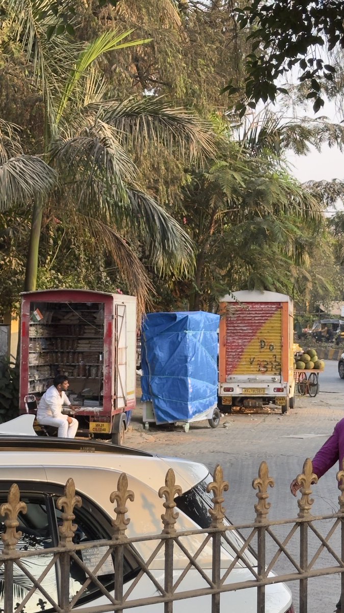 RRanshinge's tweet photo. @mybmc kw ward Lokhandwala back Road down Oberoi Building, a new shop, waiting for inauguration on the road. all over Lokhandwala nothing has changed. Hawkers are there trucks are parked. https://t.co/05kIrqLNZE