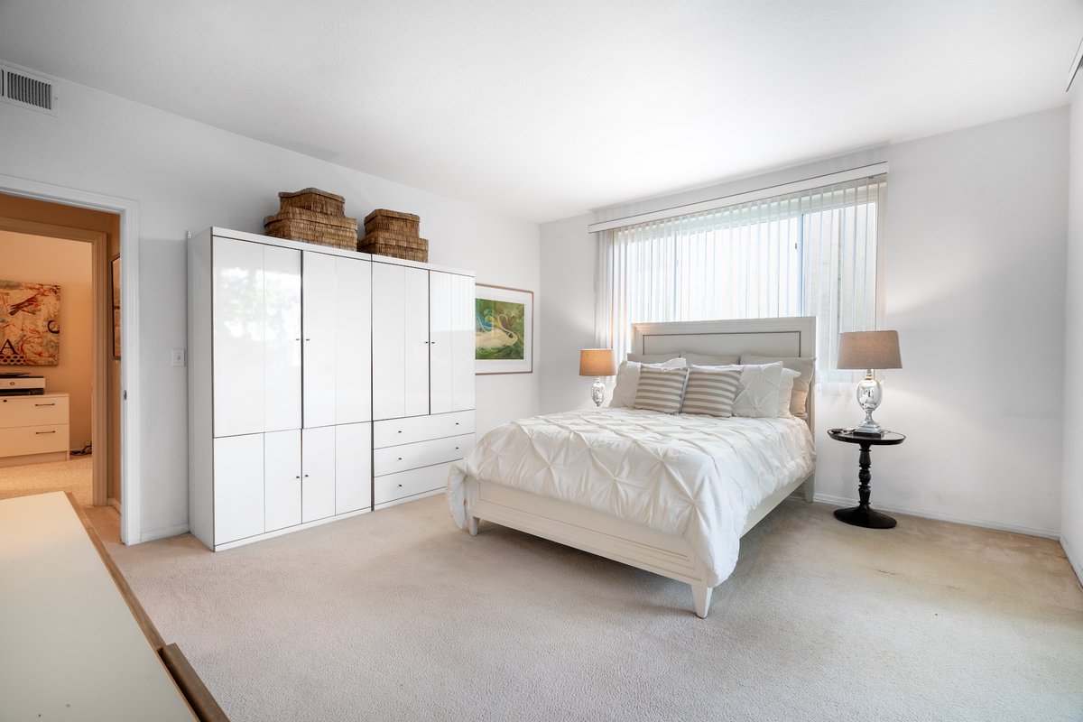 garylimjap's tweet image. Corner unit. Private patio. Brentwood-adjacent. Now $890,000. #OpenHouse SUN Mar 29 | 1-4 PM. 11535 Rochester Ave #308. #2Bedroom · 2.5 Bath · 1,443 Sq Ft. quartz kitchen, travertine fireplace, in-unit laundry. 2nd bed doubles as a home office. youtu.be/F-lyzgZ03W4