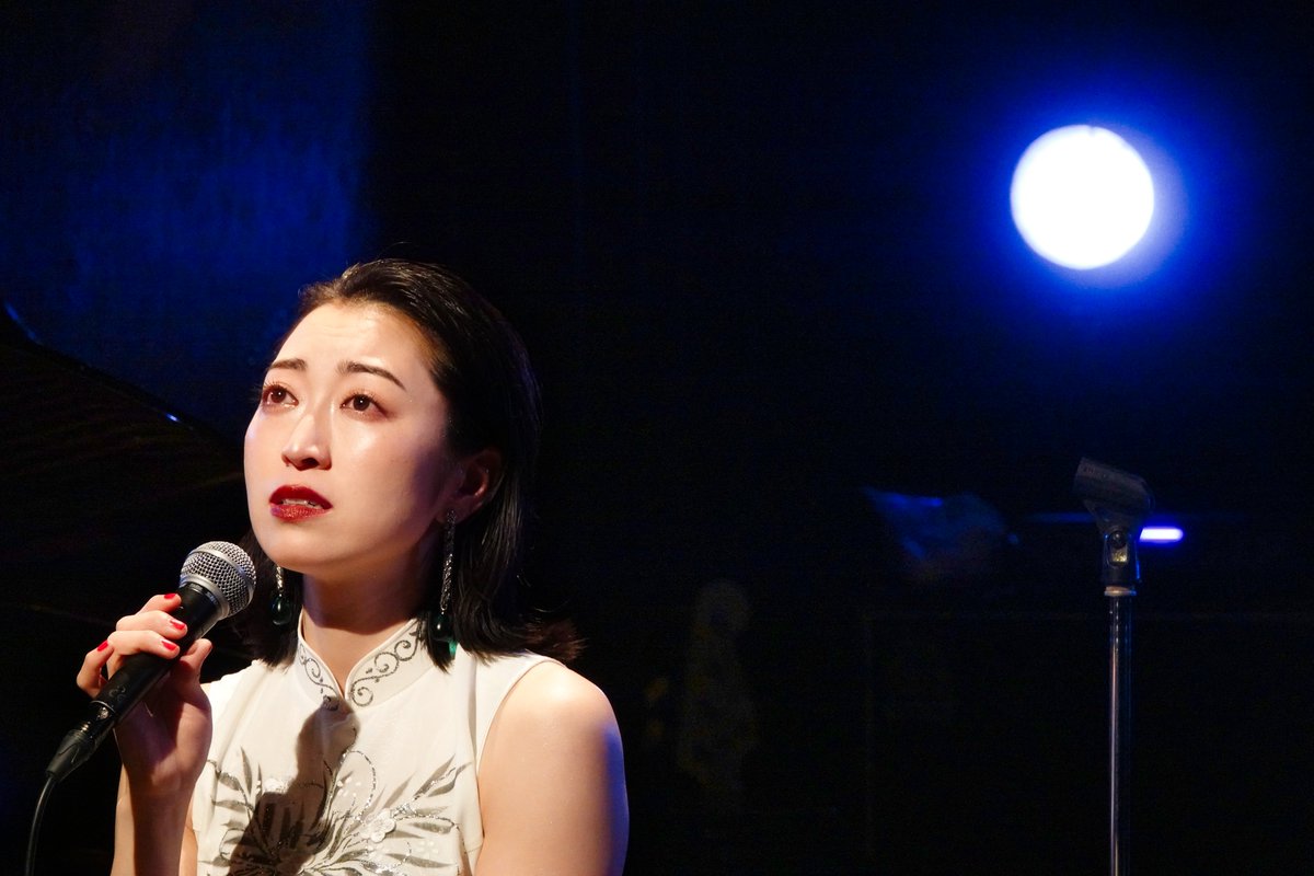 OtokazeC's tweet photo. 【ライブレポート公開🌙☀️】

時代を歌い継ぐムード歌謡シンガー #中里亜美 さんバースデーライブ『中里亜美と密会 - 月と太陽、君は踊り子 -』の熱狂をお届け！

✨前半は「月」のようにしっとりと内省的な世界。🔥後半は「太陽」のように情熱的なロック歌謡。陰と陽、すべてを脱ぎ捨てて輝いた命の歌！

夫 #西田蕉太郎（#SAHAJi）さんとの夫婦共演や、話題のご当地ソング『#雨の漫湖ブルース』、そして配信されたばかりの新曲『#君は踊り子』の制作秘話まで。

愛にあふれた「密会」の全貌はこちらから
👇🍷

https://t.co/OlXhr43Y9O