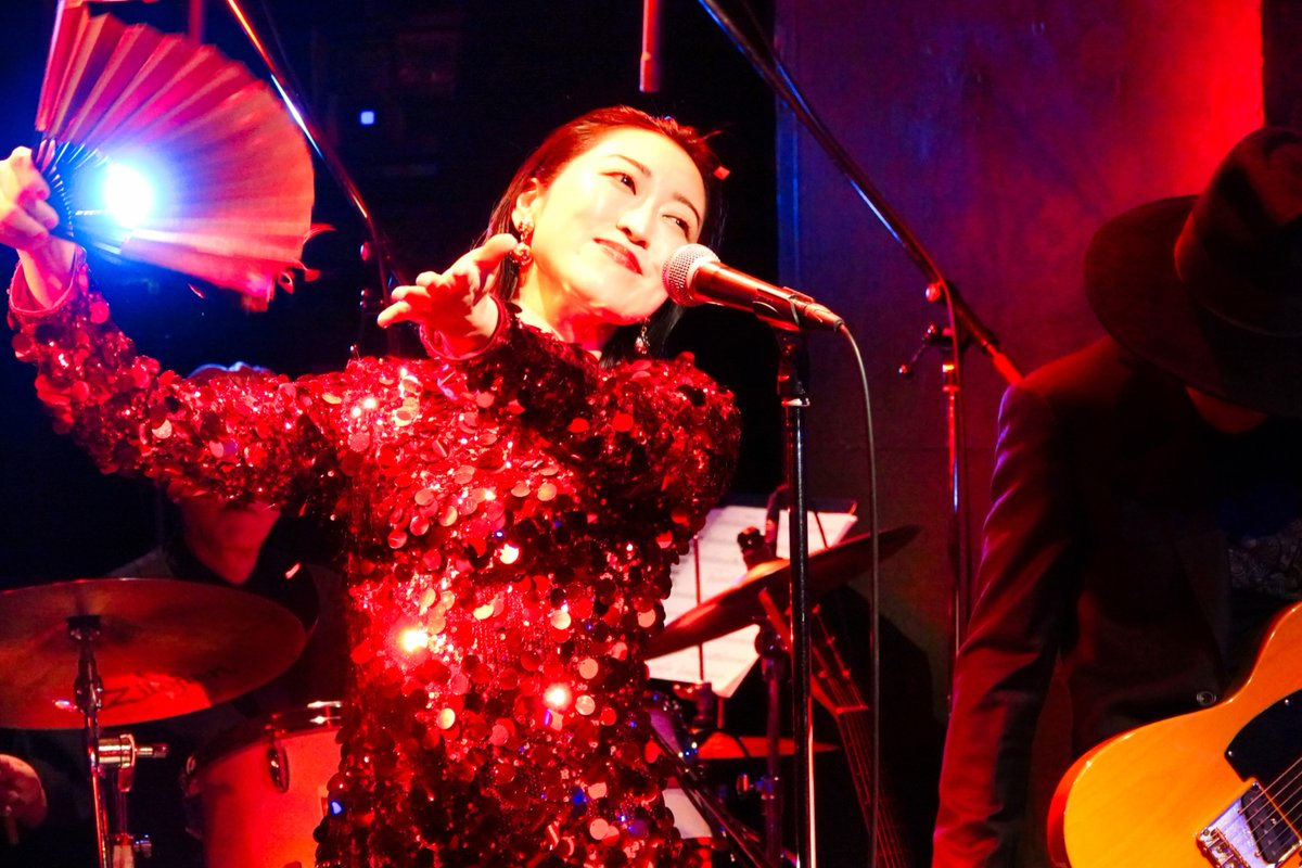 OtokazeC's tweet photo. 【ライブレポート公開🌙☀️】

時代を歌い継ぐムード歌謡シンガー #中里亜美 さんバースデーライブ『中里亜美と密会 - 月と太陽、君は踊り子 -』の熱狂をお届け！

✨前半は「月」のようにしっとりと内省的な世界。🔥後半は「太陽」のように情熱的なロック歌謡。陰と陽、すべてを脱ぎ捨てて輝いた命の歌！

夫 #西田蕉太郎（#SAHAJi）さんとの夫婦共演や、話題のご当地ソング『#雨の漫湖ブルース』、そして配信されたばかりの新曲『#君は踊り子』の制作秘話まで。

愛にあふれた「密会」の全貌はこちらから
👇🍷

https://t.co/OlXhr43Y9O