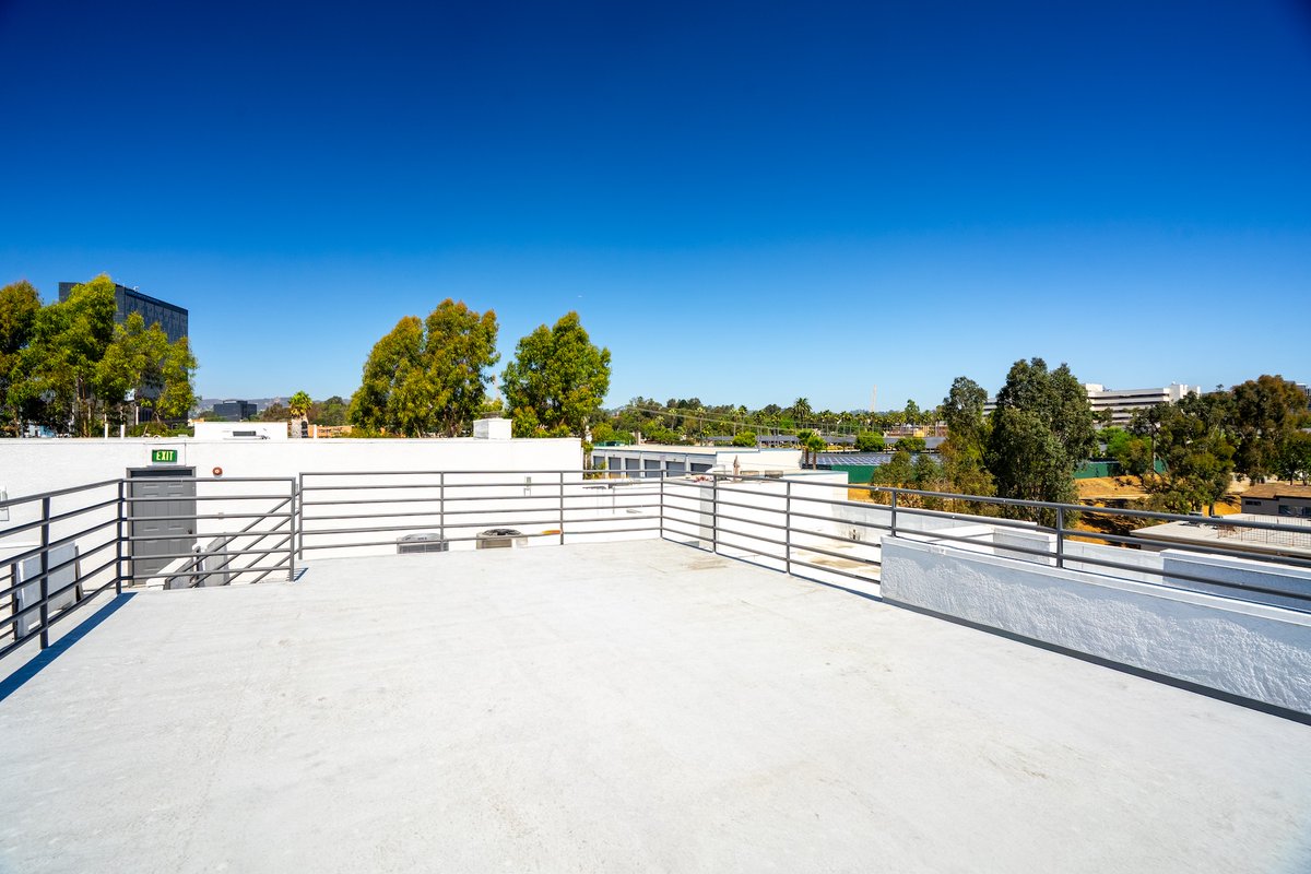 garylimjap's tweet image. Corner unit. Private patio. Brentwood-adjacent. Now $890,000. #OpenHouse SUN Mar 29 | 1-4 PM. 11535 Rochester Ave #308. #2Bedroom · 2.5 Bath · 1,443 Sq Ft. quartz kitchen, travertine fireplace, in-unit laundry. 2nd bed doubles as a home office. youtu.be/F-lyzgZ03W4