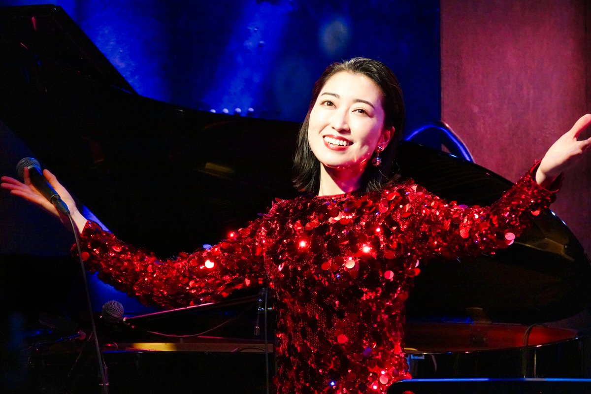 OtokazeC's tweet photo. 【ライブレポート公開🌙☀️】

時代を歌い継ぐムード歌謡シンガー #中里亜美 さんバースデーライブ『中里亜美と密会 - 月と太陽、君は踊り子 -』の熱狂をお届け！

✨前半は「月」のようにしっとりと内省的な世界。🔥後半は「太陽」のように情熱的なロック歌謡。陰と陽、すべてを脱ぎ捨てて輝いた命の歌！

夫 #西田蕉太郎（#SAHAJi）さんとの夫婦共演や、話題のご当地ソング『#雨の漫湖ブルース』、そして配信されたばかりの新曲『#君は踊り子』の制作秘話まで。

愛にあふれた「密会」の全貌はこちらから
👇🍷

https://t.co/OlXhr43Y9O