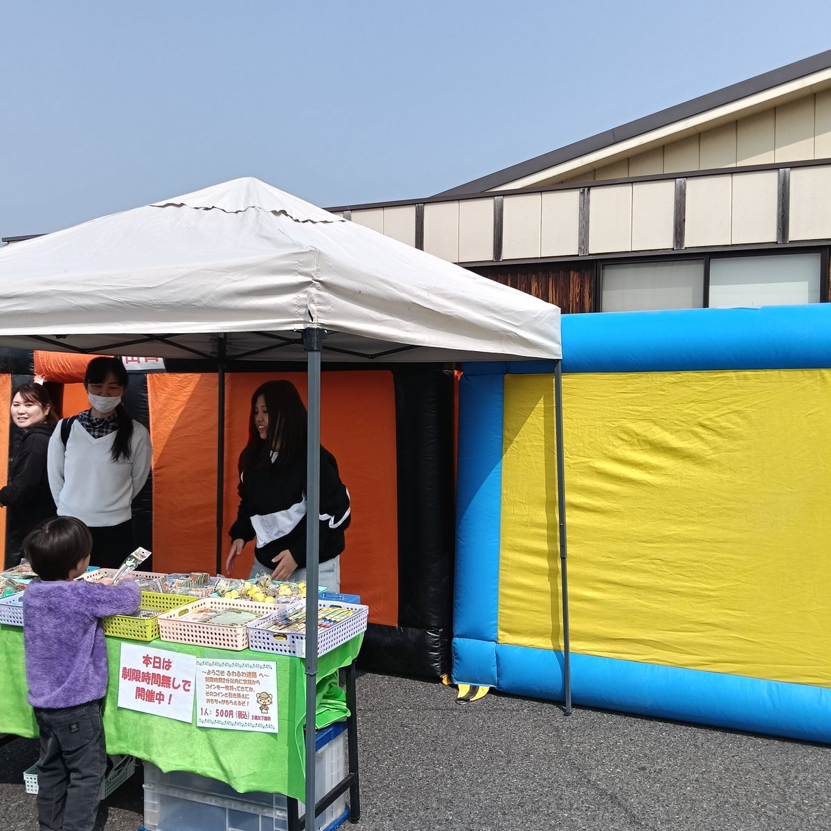 daikazokunoyu's tweet photo. 今日と明日は大家族の湯の駐車場でお湯FESをおこなっております
ソーキそばがね…かつお出汁のきいたスープとトロットロのソーキとモズクがやたらと美味しかったんです!
いやもうもう一回食べに行こうかなってくらいに…
#大家族の湯 #HUGHUG #イベント https://t.co/aDGXeQN8fK