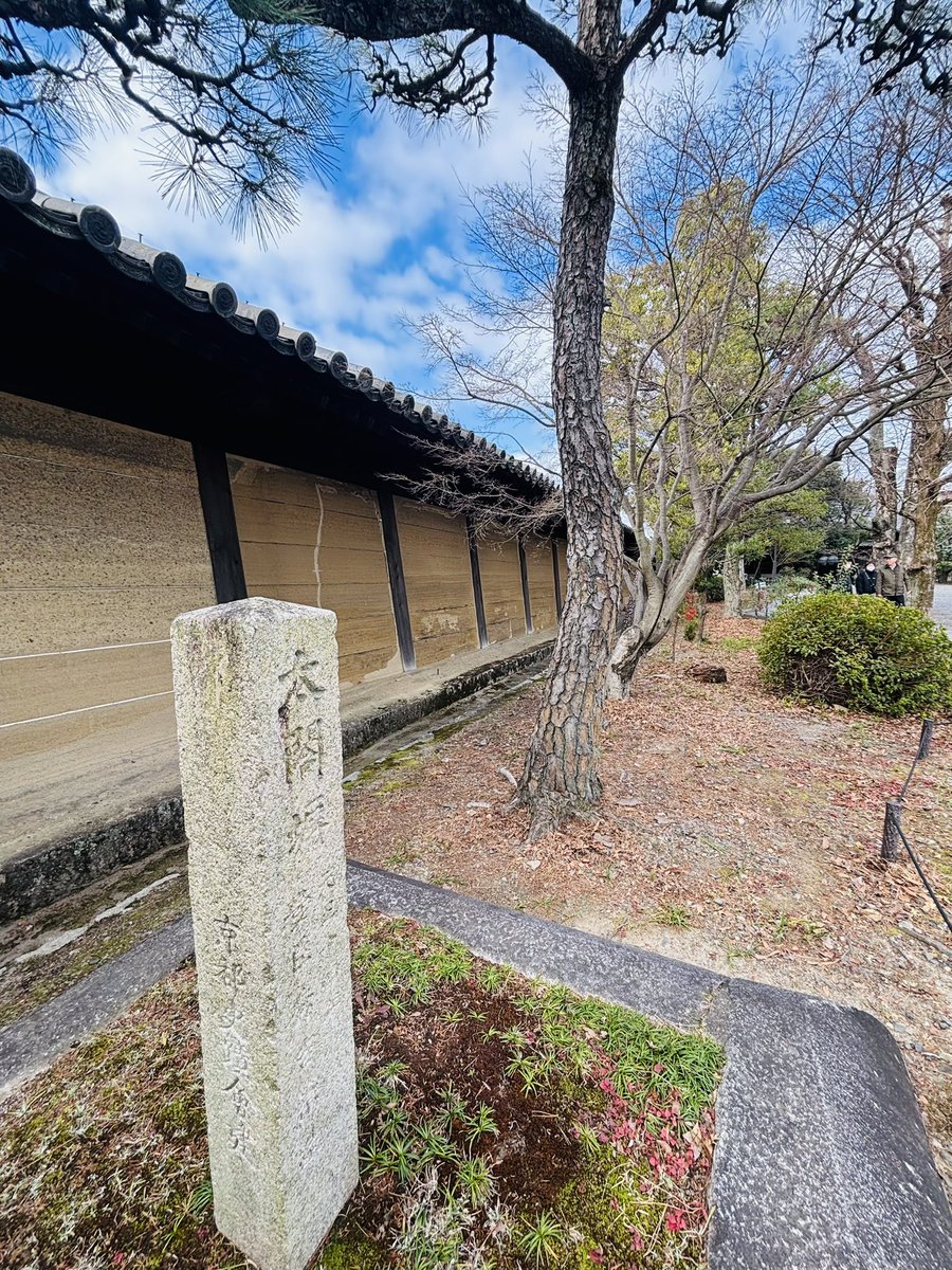 vrubel11's tweet photo. 京都东山莲华王院。
有另一个更广为人知的名字，三十三间堂，以34根立柱分隔大殿成33间而得名。1宋代造像水平的经典呈现，二十八部众列阵于前，如护法的边界；九面中尊千手观音居中，如轴心。左右各五百尊观音延展开去，1001座观音像，形成一种几乎令人失去尺度感的重复。 https://t.co/PVys55uUd3
