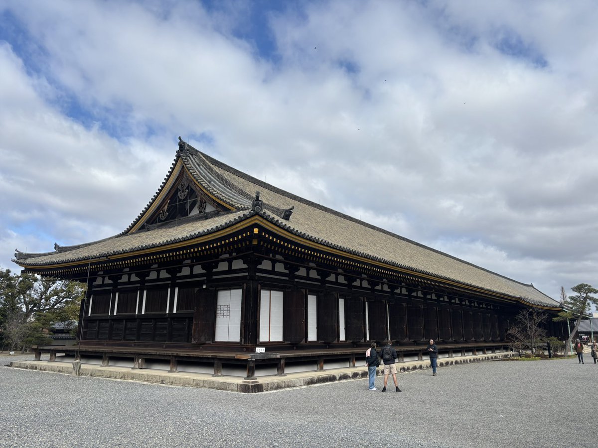 vrubel11's tweet photo. 京都东山莲华王院。
有另一个更广为人知的名字，三十三间堂，以34根立柱分隔大殿成33间而得名。1宋代造像水平的经典呈现，二十八部众列阵于前，如护法的边界；九面中尊千手观音居中，如轴心。左右各五百尊观音延展开去，1001座观音像，形成一种几乎令人失去尺度感的重复。 https://t.co/PVys55uUd3