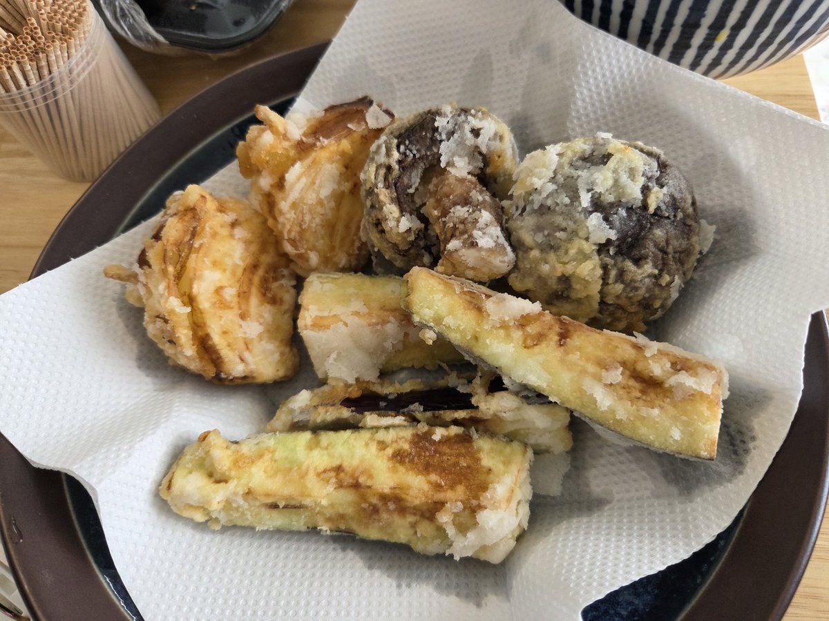 eto_jinro's tweet photo. おうちで天ぷらしたら結構よかったー

お塩と山椒、梅肉たれ、めんつゆ https://t.co/vRgIFx3qvC