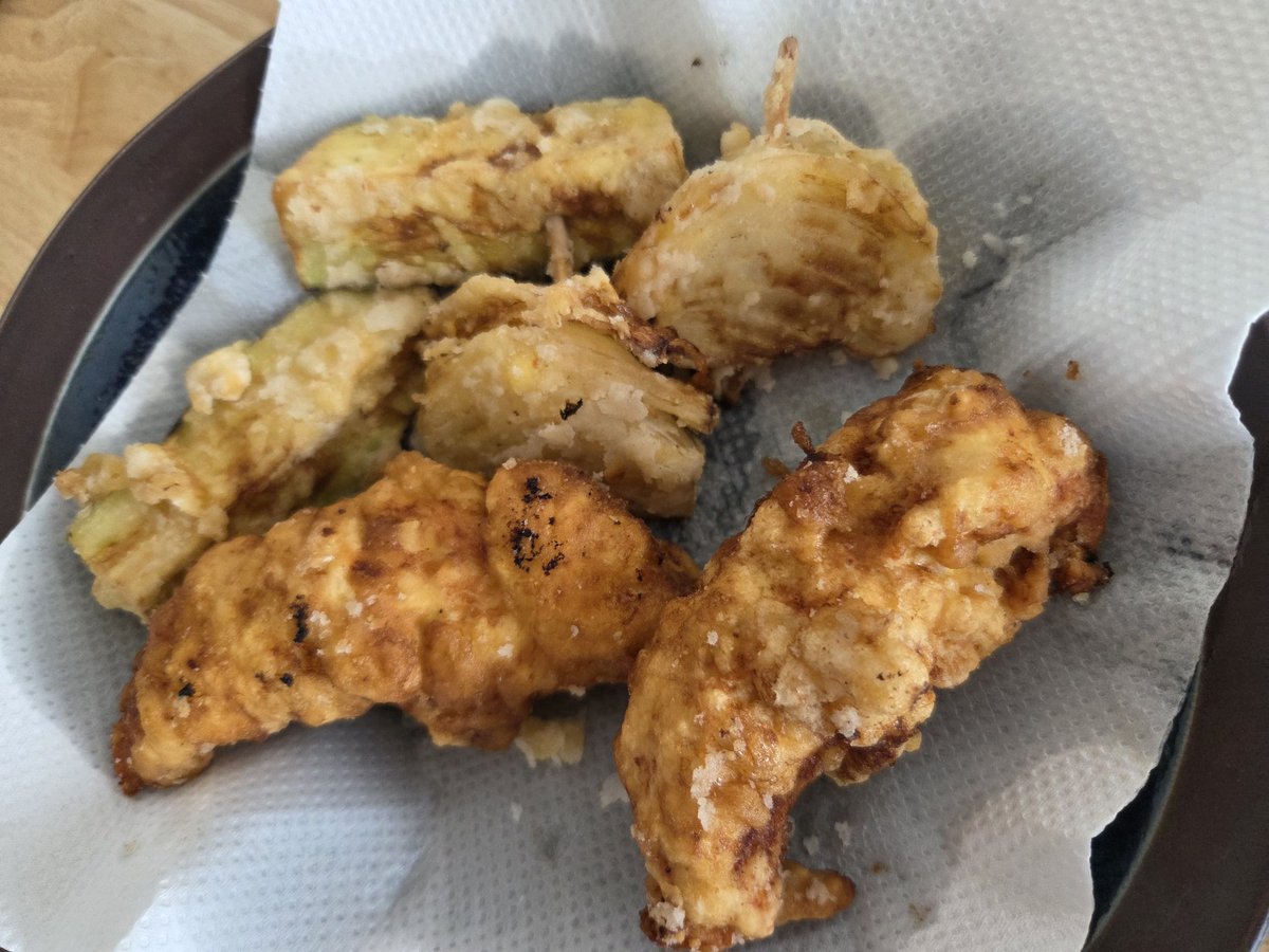 eto_jinro's tweet photo. おうちで天ぷらしたら結構よかったー

お塩と山椒、梅肉たれ、めんつゆ https://t.co/vRgIFx3qvC