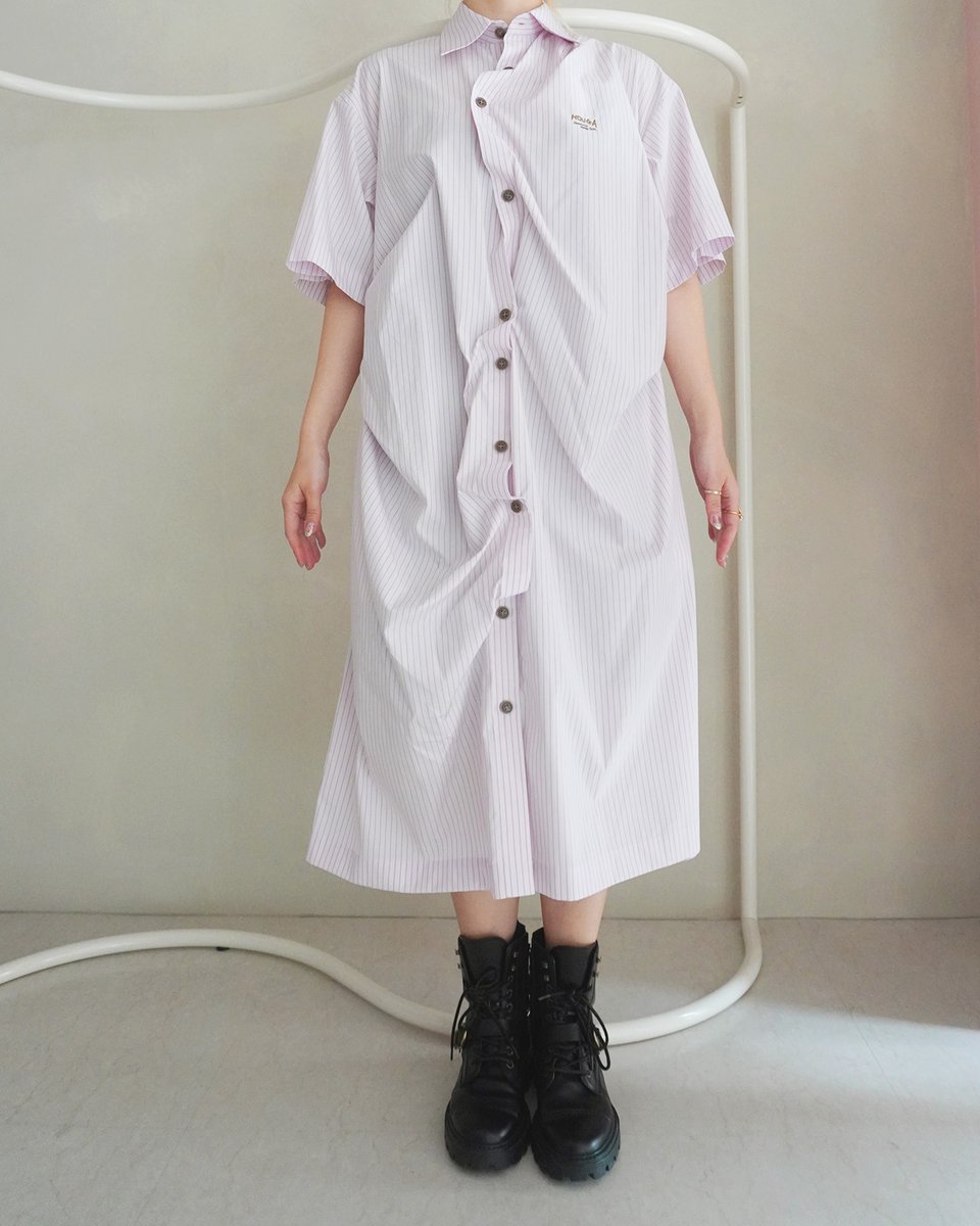 qqnsrobe's tweet photo. HOUGAの変形シャツワンピは羽織ものとして着ても面白いんです。何とボタンが左右、そしてランダムについているので🤪

ピンクストライプは青みがかったピンクなので、大人も着やすいです♡

HOUGA
sign dress ¥48,400

https://t.co/uGecuXtNwJ https://t.co/WAqKrTSg5C