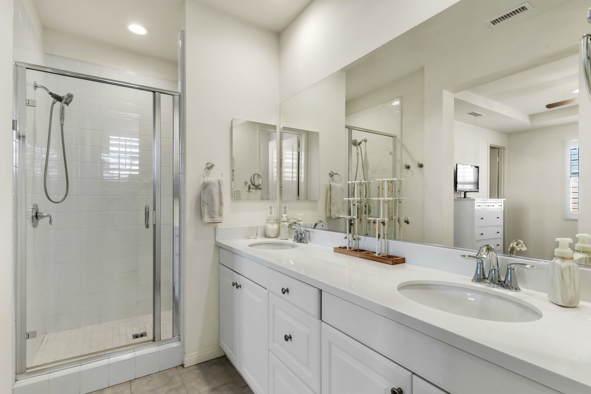 ParkMetroRealty's tweet photo. This Oceanside townhome has upgrades you won’t find in other units.
4307-1 Star Path Way
$728,888

Plantation shutters throughout, custom cabinetry &amp; vaulted ceilings. Gated St. Cloud community.

Book a showing:
https://t.co/oleBC5KArN https://t.co/PynzX7MJqH