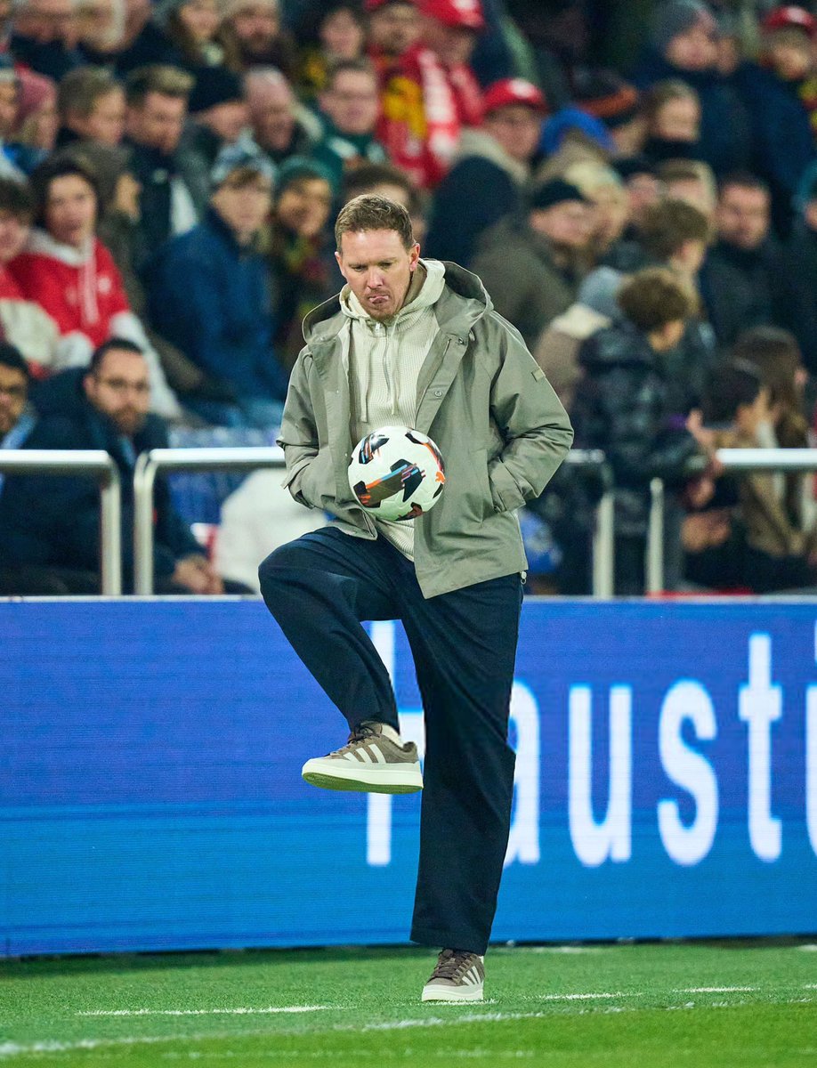 Kerangka Skuad Timnas Jerman untuk Piala Dunia 2026 mulai terlihat:

GK1: Baumann
GK2: Nübel
GK3: Urbig/Dahmen

CB1: Schlotterbeck
CB2: Tah/Rüdiger
CB pelapis: Anton &amp; Thiaw

RB1: Kimmich
RB2: Vagnoman/Baku

LB1: Raum
LB2: Brown/Mittelstädt

Box-to-Box 1: Goretzka
Box-to-Box 2: