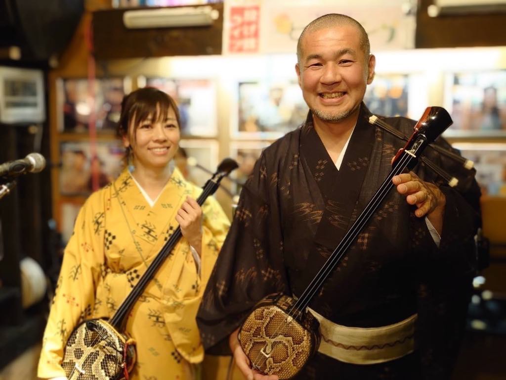 ららぽーと海老名 presents えびな ちゅらフェス 
【ステージ出演者紹介】ヒデシシ
 26th 12:00〜 &amp; 16:00〜
ヒデ（堀内ヒデ俊）とシシ（中里真子）による唄三線男女ユニット。 沖縄民謡の魅力を詰め込んだ掛け合いで心安らぐ島唄の世界へ誘います。
instagram.com/hide510504/
instagram.com/44sanshin/