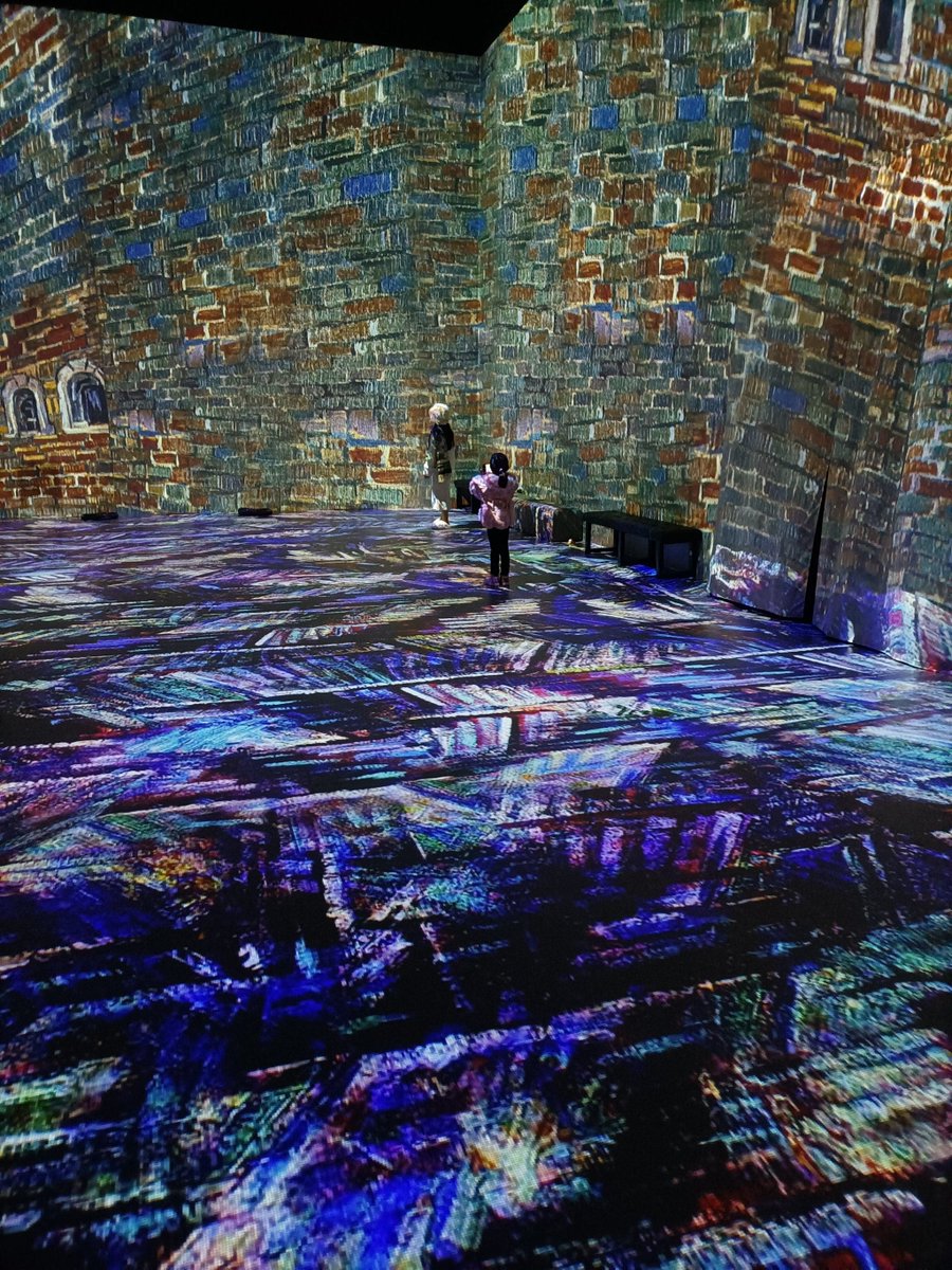 ashlyn_byrd's tweet photo. " Stepping into a world where paint breathes—this immersive art space wraps you in Van Gogh’s starry swirls u0026 Monet’s water lily dreams. Every corner is a new ‘wow’ moment.  #ArtExperience #ImmersiveArt #CreativeEscape" https://t.co/JJ55Hsl9W1
