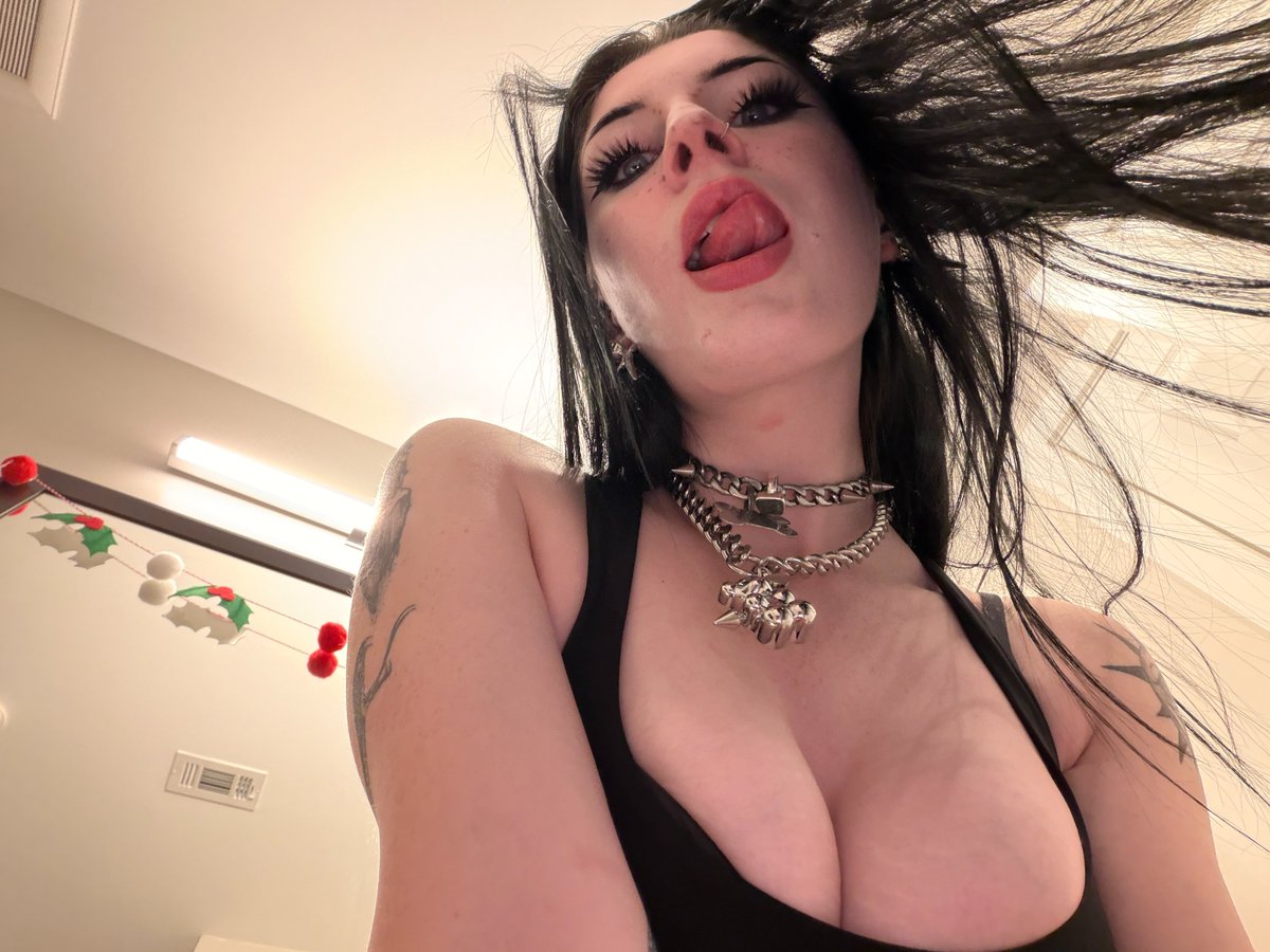 JadeRay25's tweet photo. this weather rly has me feeling things (h0rny) https://t.co/NHZT9JQZ82