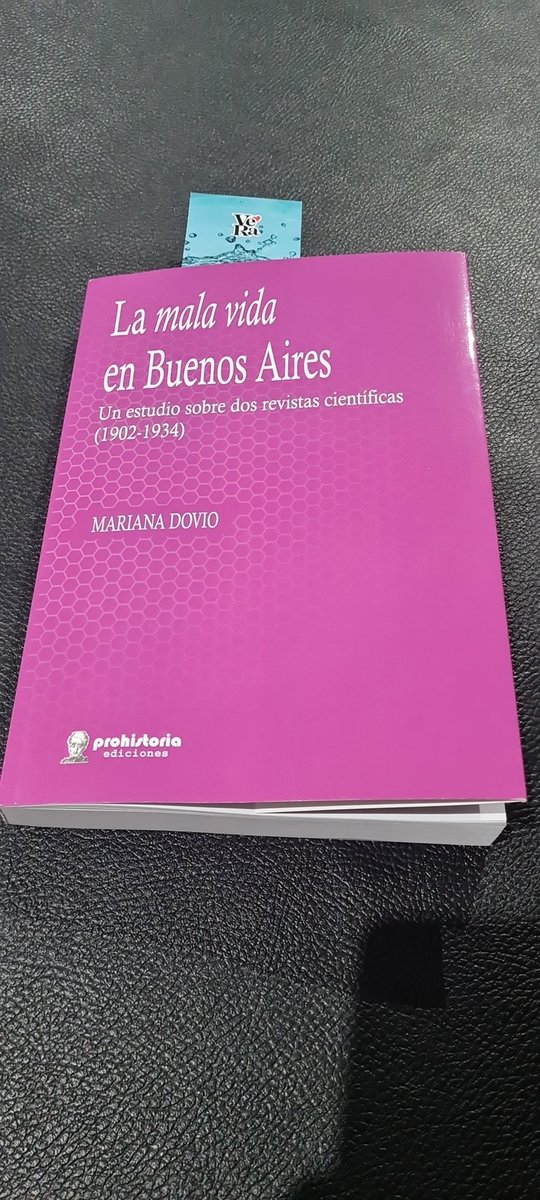 Jonatan757218's tweet photo. @librofilos Acá leyendo con la lluvia!!! https://t.co/XPeVrjSh57