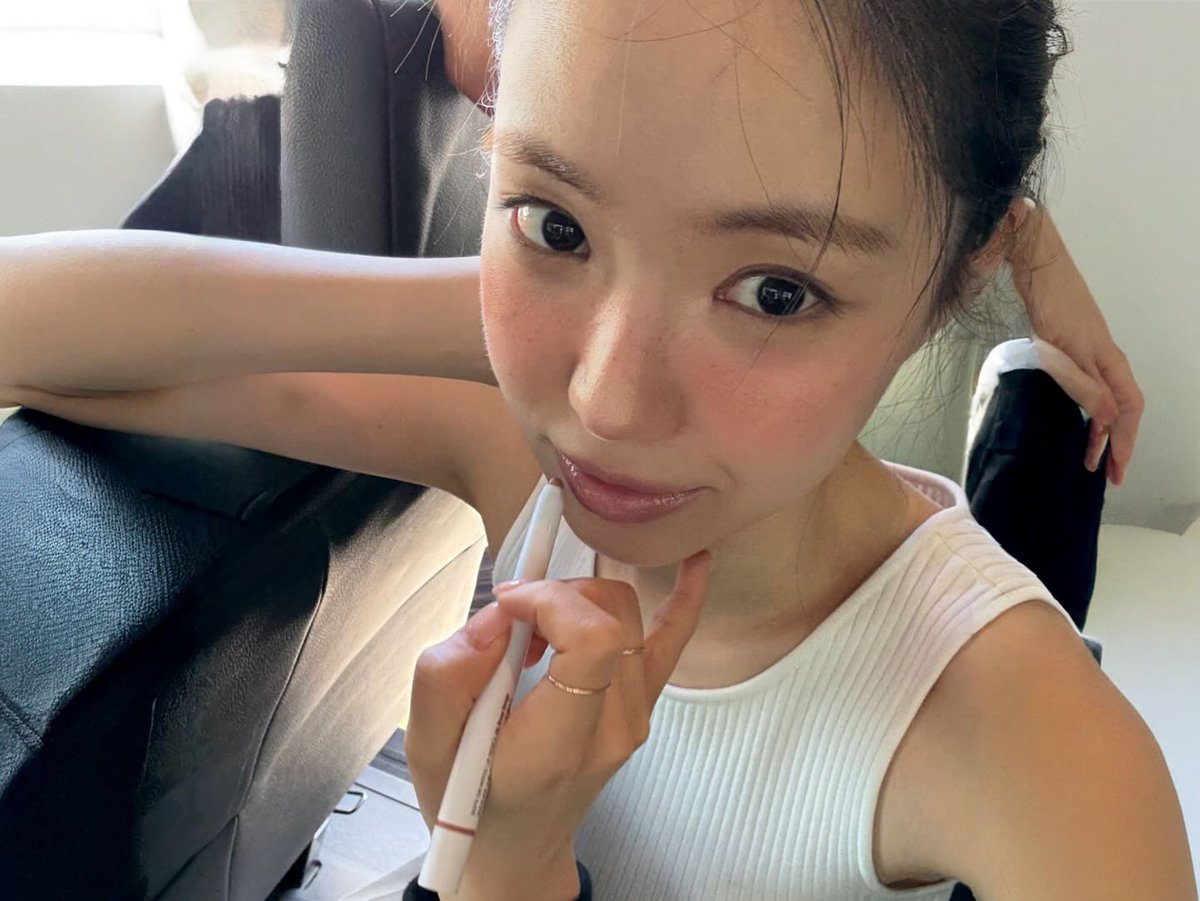 naeun, 손 tweet media