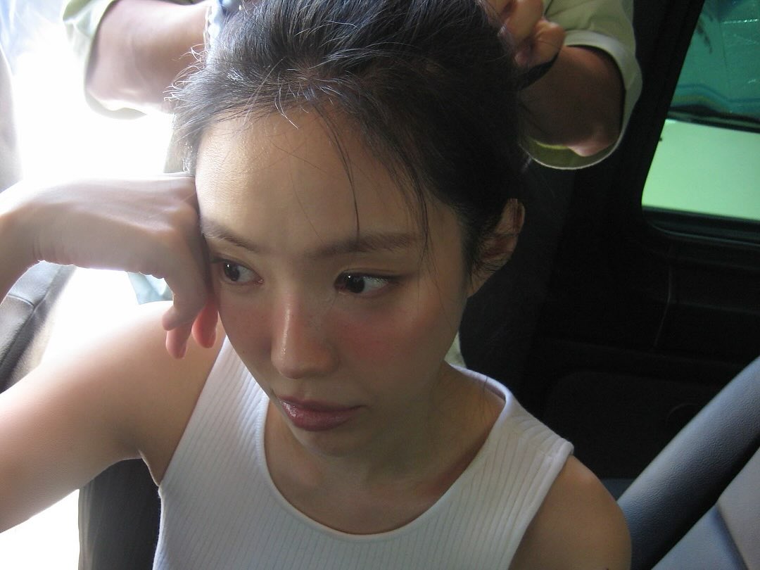 naeun, 손 tweet media