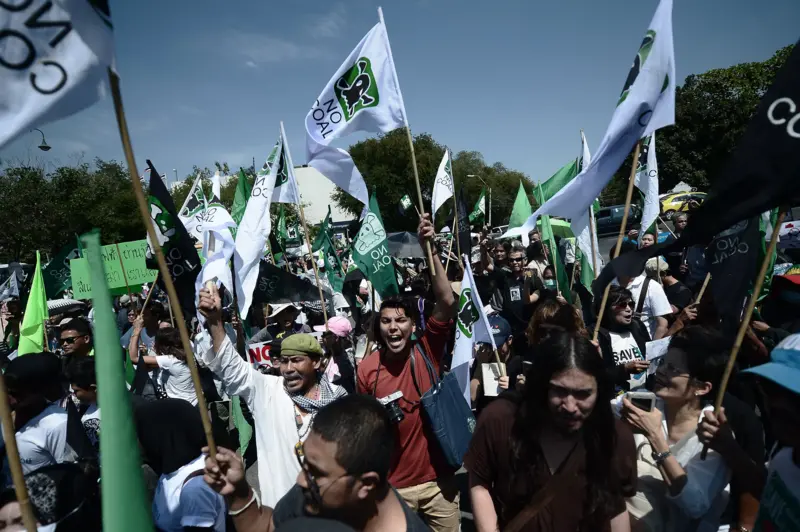 พลเอกประยุทธ์ จันทร์โอชา มีนโยบายผลักดันโครงการโรงไฟฟ้าถ่านหินหลายครั้ง โดยเฉพาะโครงการโรงไฟฟ้าถ่านหินกระบี่ และเทพา จ.สงขลา โดยให้เหตุผลเรื่องความมั่นคงทางพลังงาน และการเพิ่มแหล่งผลิตไฟฟ้าที่ราคาถูกลง เพื่อทดแทนก๊าซธรรมชาติและน้ำมัน

ถามว่าใครคัดค้าน ?

ก็พวก NGO